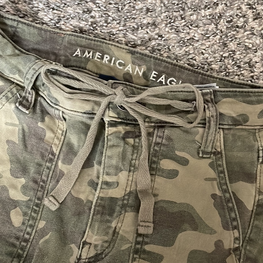 AMERICAN EAGLE CAMO JEANS